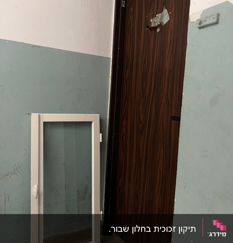 מסגרת חלון עם זכוכית נשענת על קיר